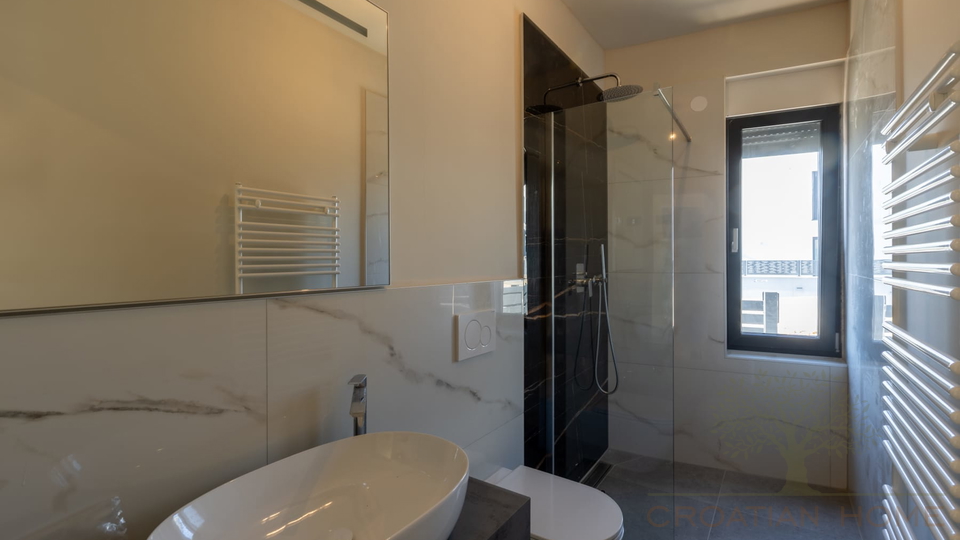 ERDGESCHOSS WOHNUNG MIT 100 M2 GARTEN UND MEERBLICK VOM GARTEN MIT KELLER IN POREC&comma; ISTRIEN UND KROATIEN
