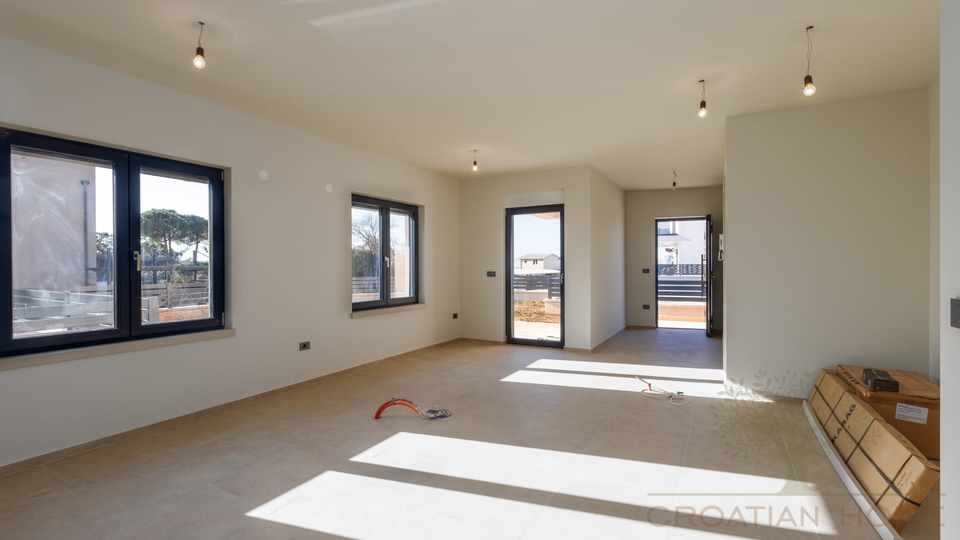 ERDGESCHOSS WOHNUNG MIT 100 M2 GARTEN UND MEERBLICK VOM GARTEN MIT KELLER IN POREC&comma; ISTRIEN UND KROATIEN