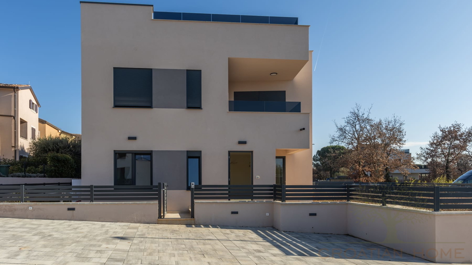 ERDGESCHOSS WOHNUNG MIT 100 M2 GARTEN UND MEERBLICK VOM GARTEN MIT KELLER IN POREC&comma; ISTRIEN UND KROATIEN