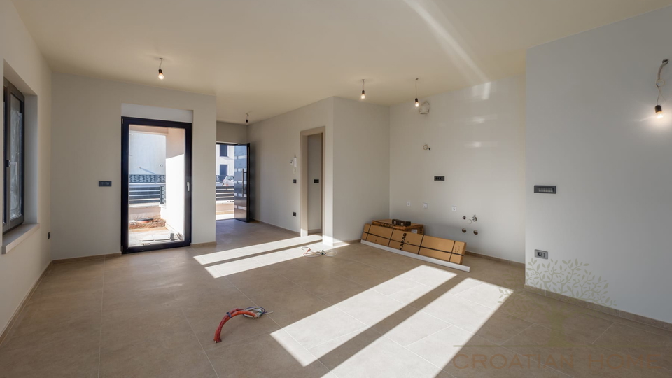 ERDGESCHOSS WOHNUNG MIT 100 M2 GARTEN UND MEERBLICK VOM GARTEN MIT KELLER IN POREC&comma; ISTRIEN UND KROATIEN