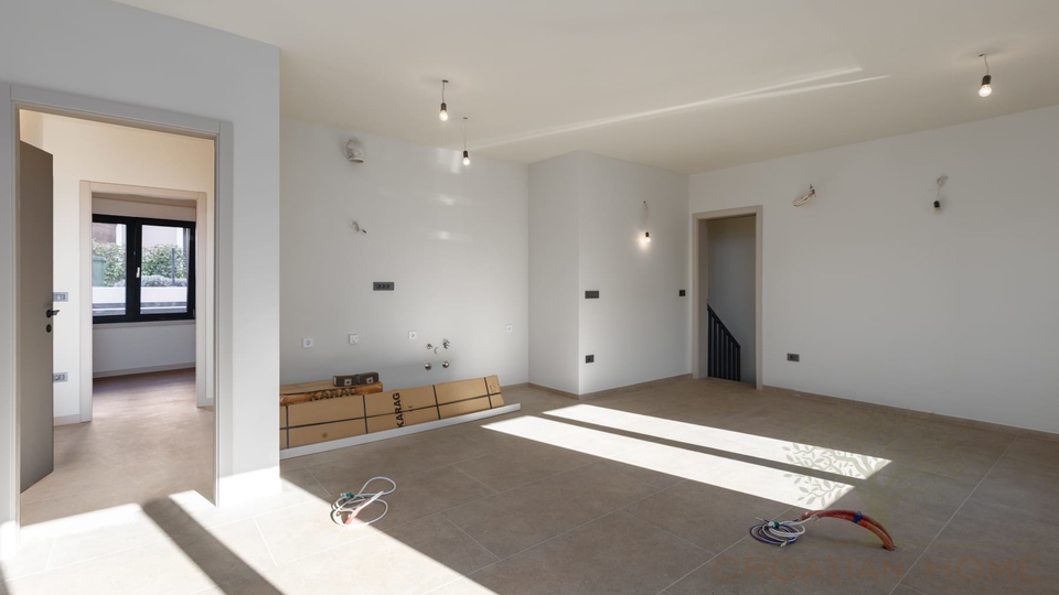ERDGESCHOSS WOHNUNG MIT 100 M2 GARTEN UND MEERBLICK VOM GARTEN MIT KELLER IN POREC&comma; ISTRIEN UND KROATIEN