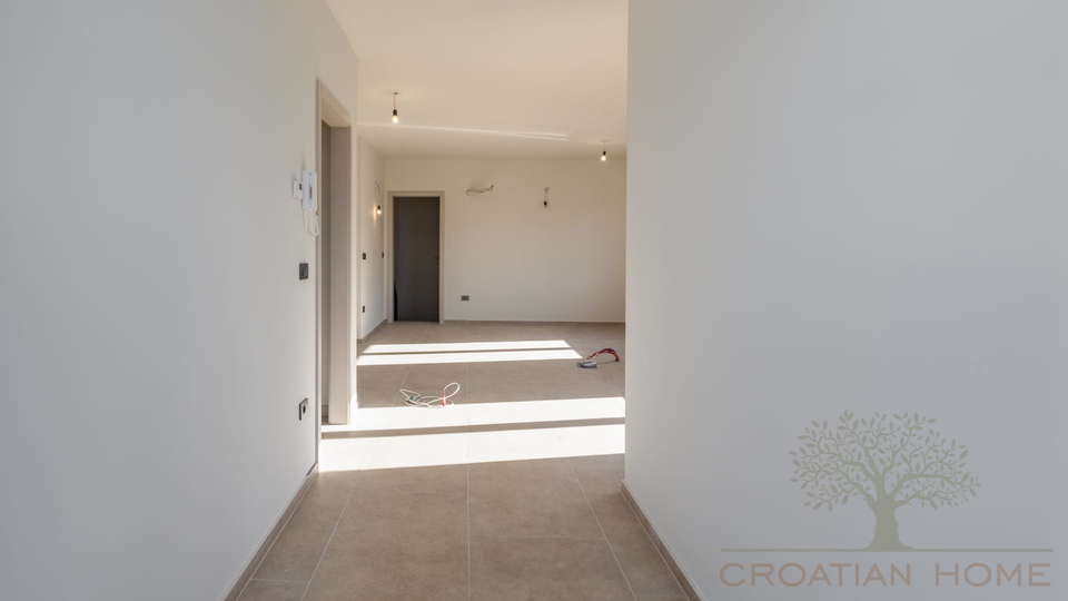 ERDGESCHOSS WOHNUNG MIT 100 M2 GARTEN UND MEERBLICK VOM GARTEN MIT KELLER IN POREC&comma; ISTRIEN UND KROATIEN
