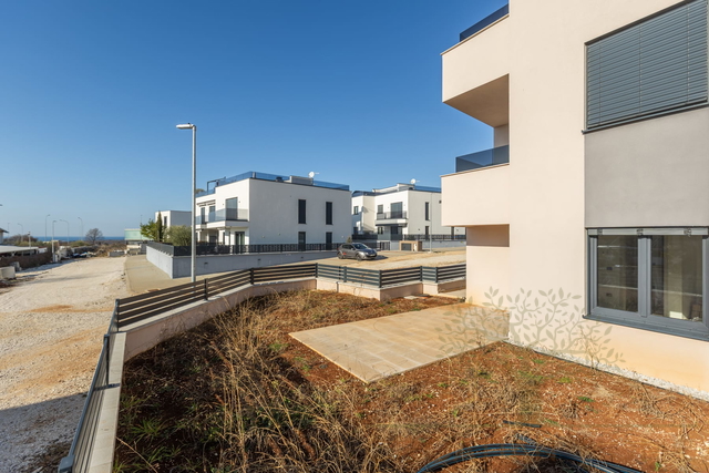 ERDGESCHOSS WOHNUNG MIT 100 M2 GARTEN UND MEERBLICK VOM GARTEN MIT KELLER IN POREC, ISTRIEN UND KROATIEN