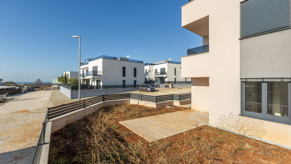 ERDGESCHOSS WOHNUNG MIT 100 M2 GARTEN UND MEERBLICK VOM GARTEN MIT KELLER IN POREC&comma; ISTRIEN UND KROATIEN