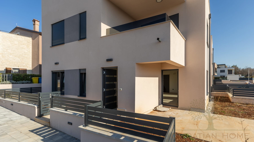 ERDGESCHOSS WOHNUNG MIT 100 M2 GARTEN UND MEERBLICK VOM GARTEN MIT KELLER IN POREC&comma; ISTRIEN UND KROATIEN