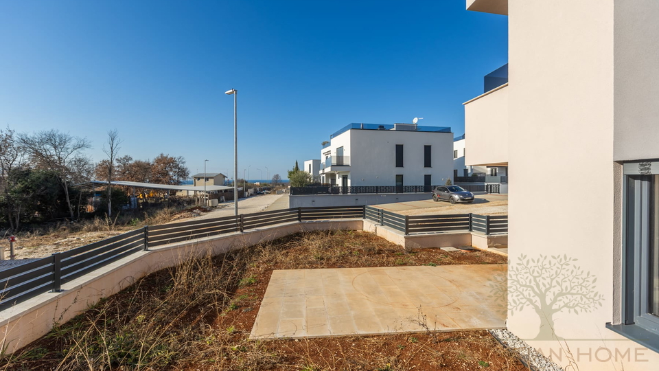 ERDGESCHOSS WOHNUNG MIT 100 M2 GARTEN UND MEERBLICK VOM GARTEN MIT KELLER IN POREC&comma; ISTRIEN UND KROATIEN
