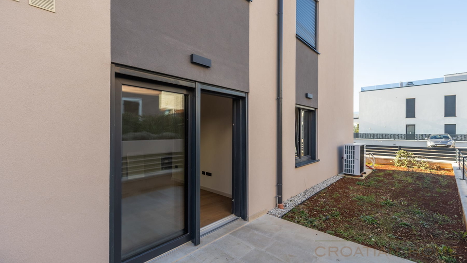 ERDGESCHOSS WOHNUNG MIT 100 M2 GARTEN UND MEERBLICK VOM GARTEN MIT KELLER IN POREC&comma; ISTRIEN UND KROATIEN