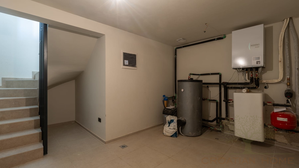 ERDGESCHOSS WOHNUNG MIT 100 M2 GARTEN UND MEERBLICK VOM GARTEN MIT KELLER IN POREC&comma; ISTRIEN UND KROATIEN