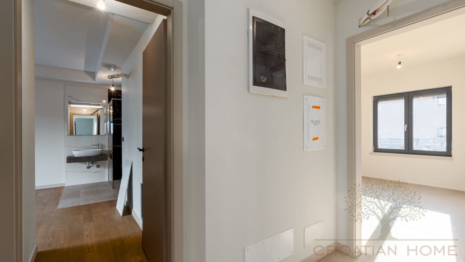 ERDGESCHOSS WOHNUNG MIT 100 M2 GARTEN UND MEERBLICK VOM GARTEN MIT KELLER IN POREC&comma; ISTRIEN UND KROATIEN