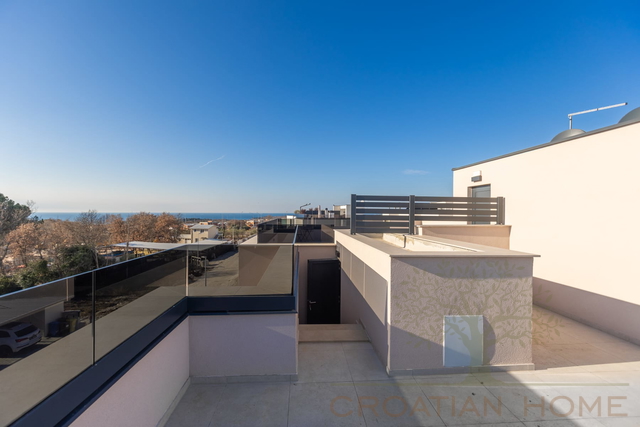 PENTHOUSE IN POREC MIT 3 SCHLAFZIMMER GROSSER DACHTERASSE MIT MEERBLICK UND KELLER