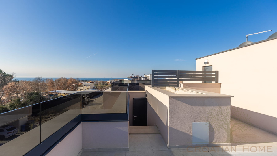 PENTHOUSE IN POREC MIT 3 SCHLAFZIMMER GROSSER DACHTERASSE MIT MEERBLICK UND KELLER