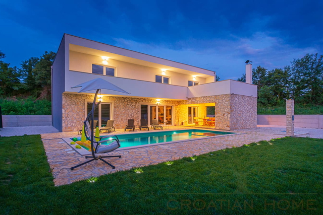 Neuwertige Villa mit 4 Schlafzimmer, Pool, Jacuzzi in ruhiger Lage