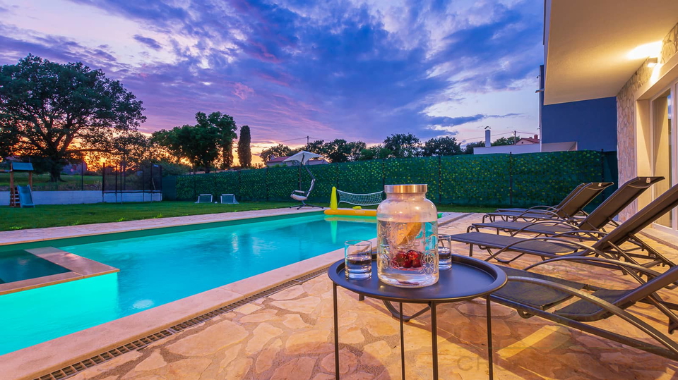 Neuwertige Villa mit 4 Schlafzimmer&comma; Pool&comma; Jacuzzi in ruhiger Lage