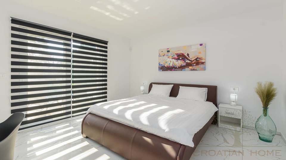 Neuwertige Villa mit 4 Schlafzimmer&comma; Pool&comma; Jacuzzi in ruhiger Lage