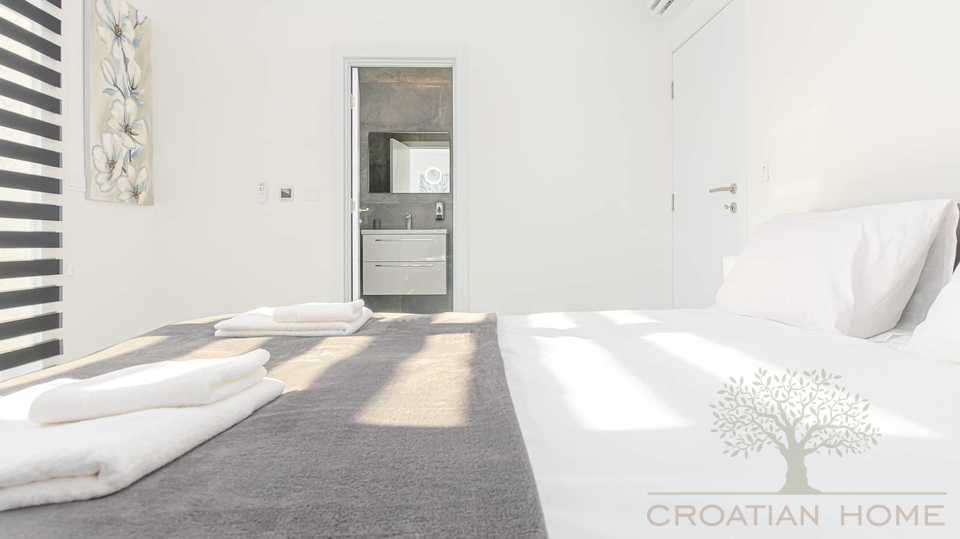 Neuwertige Villa mit 4 Schlafzimmer&comma; Pool&comma; Jacuzzi in ruhiger Lage