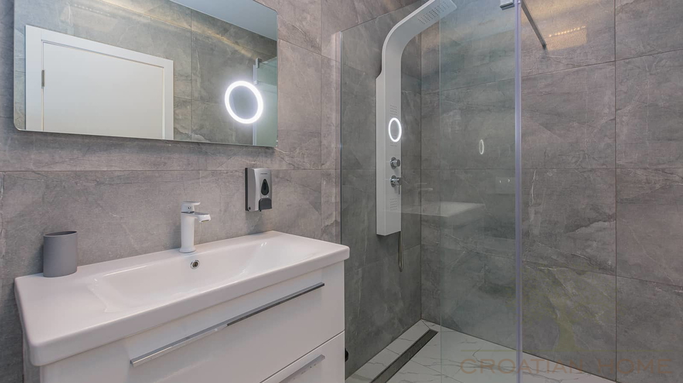 Neuwertige Villa mit 4 Schlafzimmer&comma; Pool&comma; Jacuzzi in ruhiger Lage