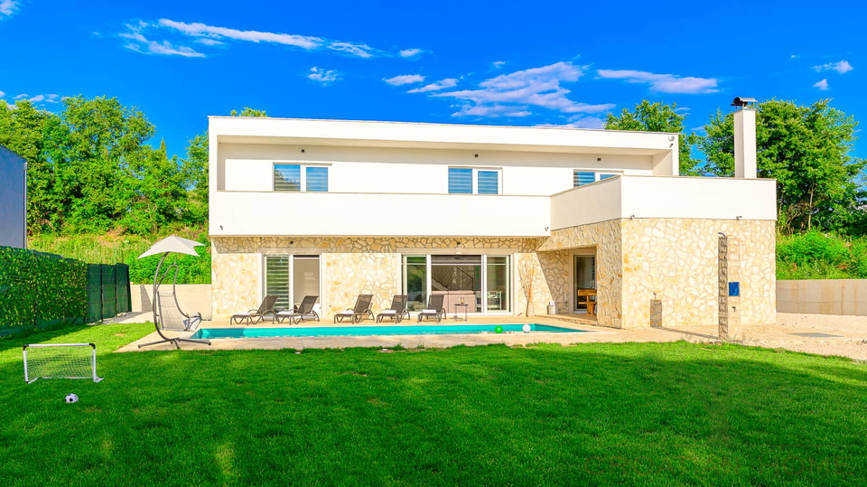 Neuwertige Villa mit 4 Schlafzimmer&comma; Pool&comma; Jacuzzi in ruhiger Lage