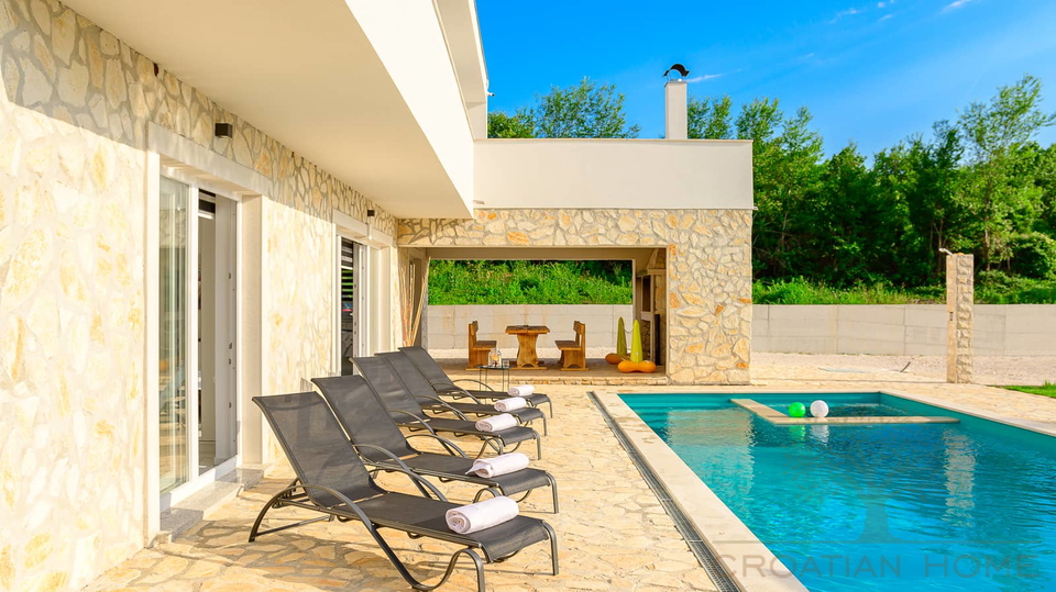 Neuwertige Villa mit 4 Schlafzimmer&comma; Pool&comma; Jacuzzi in ruhiger Lage