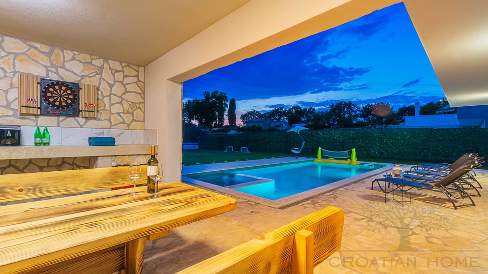 Neuwertige Villa mit 4 Schlafzimmer&comma; Pool&comma; Jacuzzi in ruhiger Lage