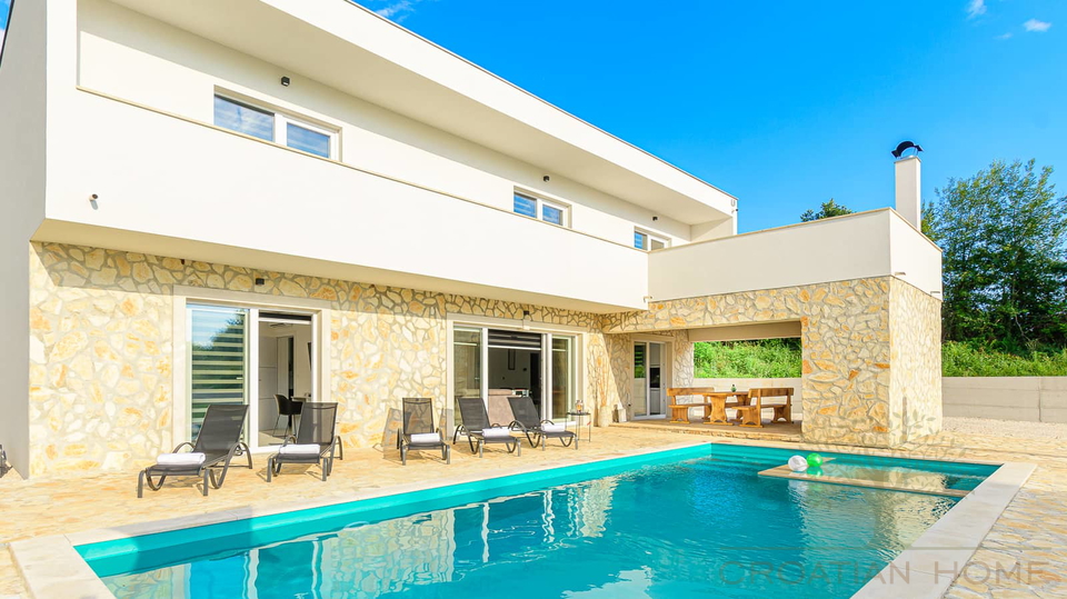 Neuwertige Villa mit 4 Schlafzimmer&comma; Pool&comma; Jacuzzi in ruhiger Lage