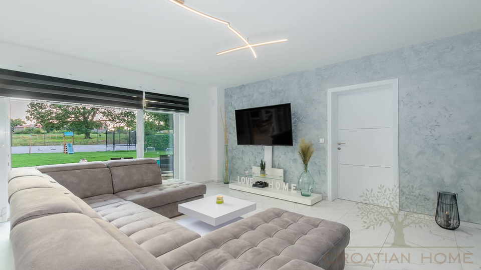 Neuwertige Villa mit 4 Schlafzimmer&comma; Pool&comma; Jacuzzi in ruhiger Lage