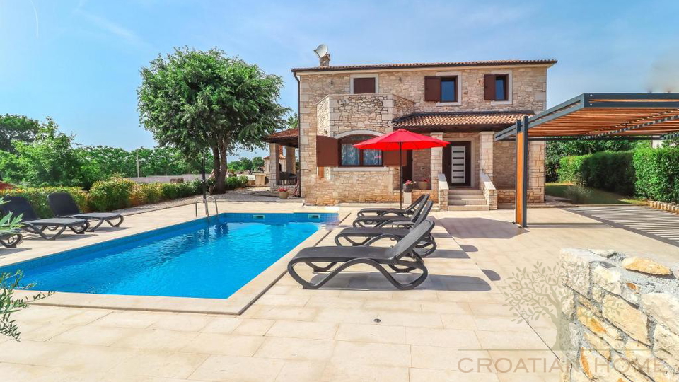 Steinhaus mit Pool in ruhiger Lage