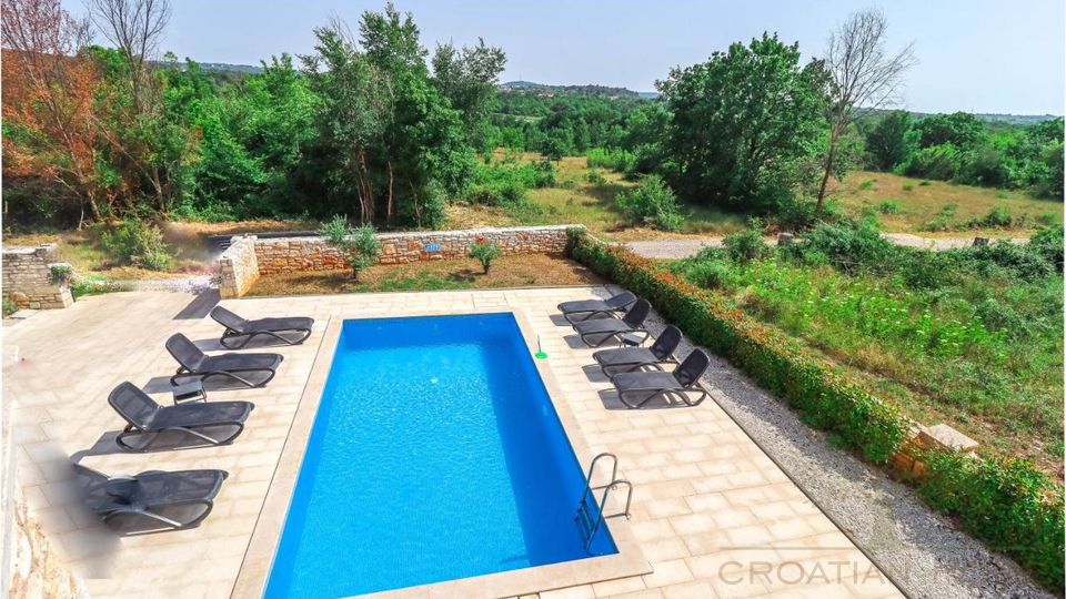 Steinhaus mit Pool in ruhiger Lage