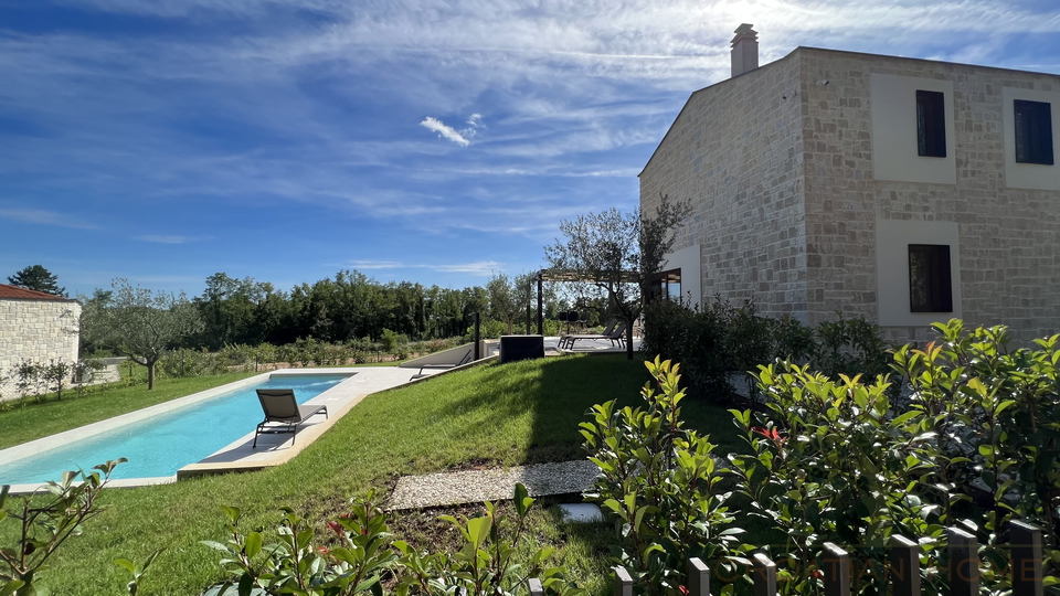 MODERNE STEINVILLA MIT POOL UND 4 SCHLAFZIMMER