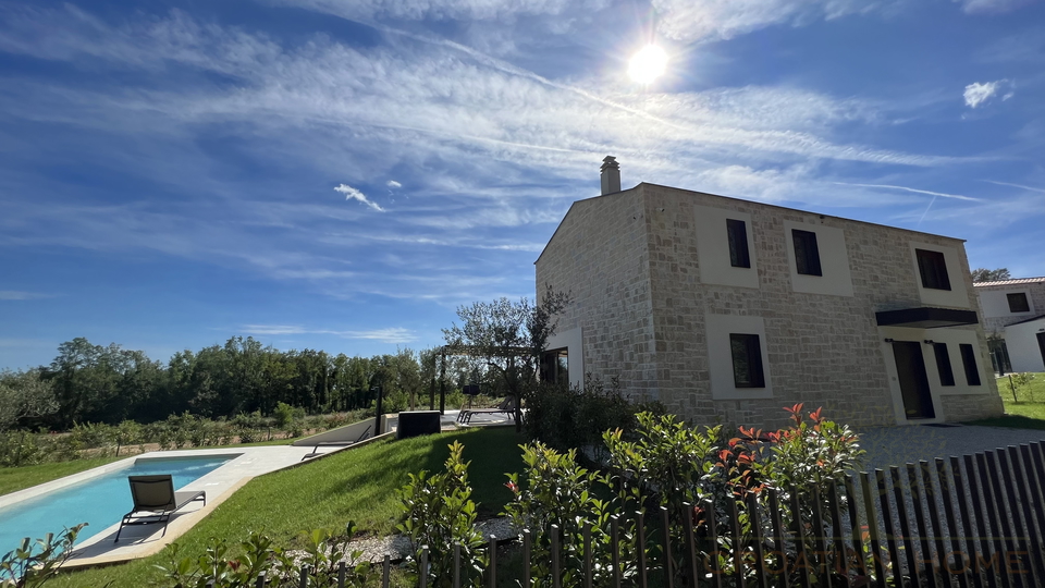 MODERNE STEINVILLA MIT POOL UND 4 SCHLAFZIMMER