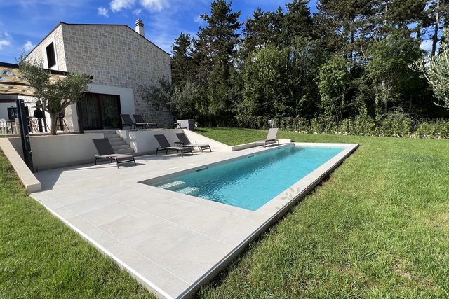 MODERNE STEINVILLA MIT POOL UND 4 SCHLAFZIMMER