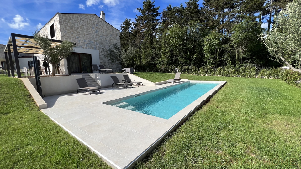MODERNE STEINVILLA MIT POOL UND 4 SCHLAFZIMMER