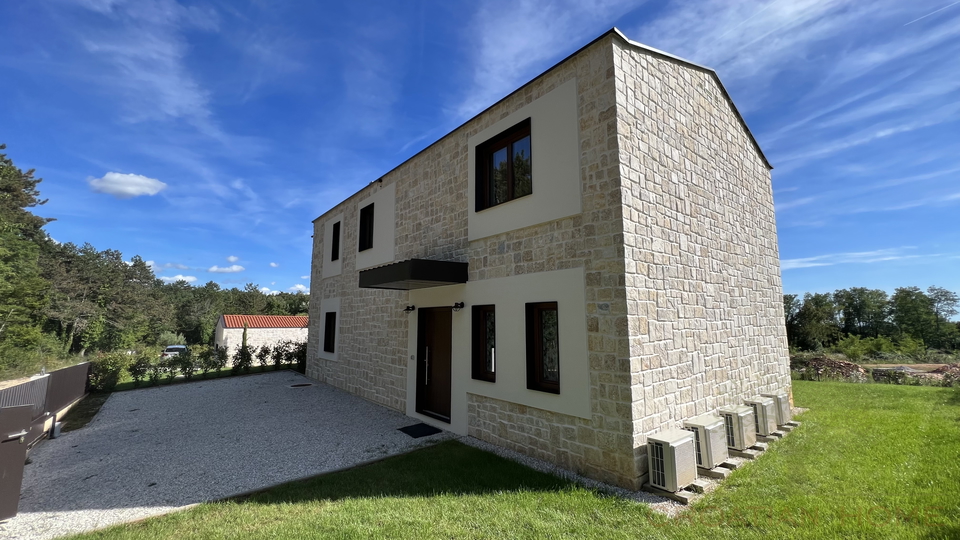 MODERNE STEINVILLA MIT POOL UND 4 SCHLAFZIMMER