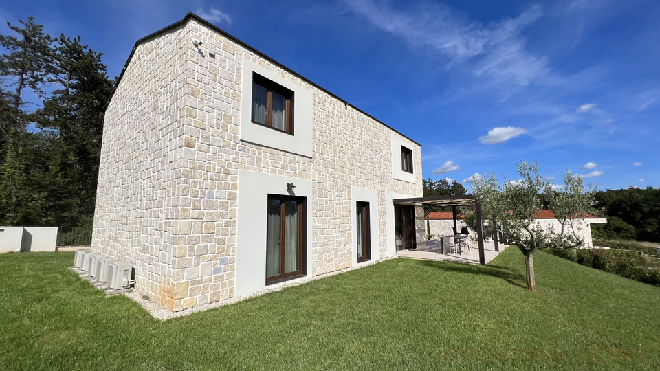 MODERNE STEINVILLA MIT POOL UND 4 SCHLAFZIMMER