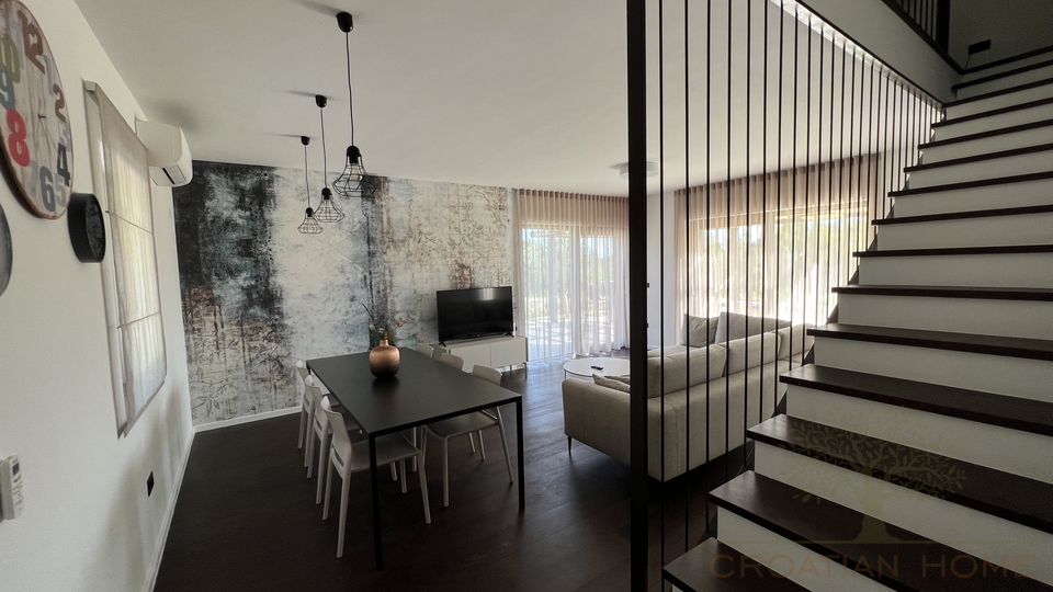 MODERNE STEINVILLA MIT POOL UND 4 SCHLAFZIMMER