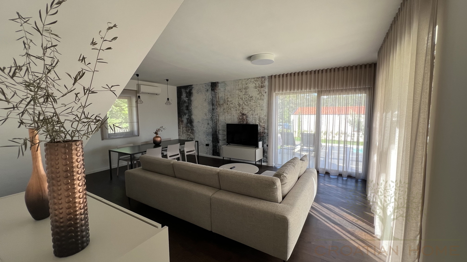 MODERNE STEINVILLA MIT POOL UND 4 SCHLAFZIMMER