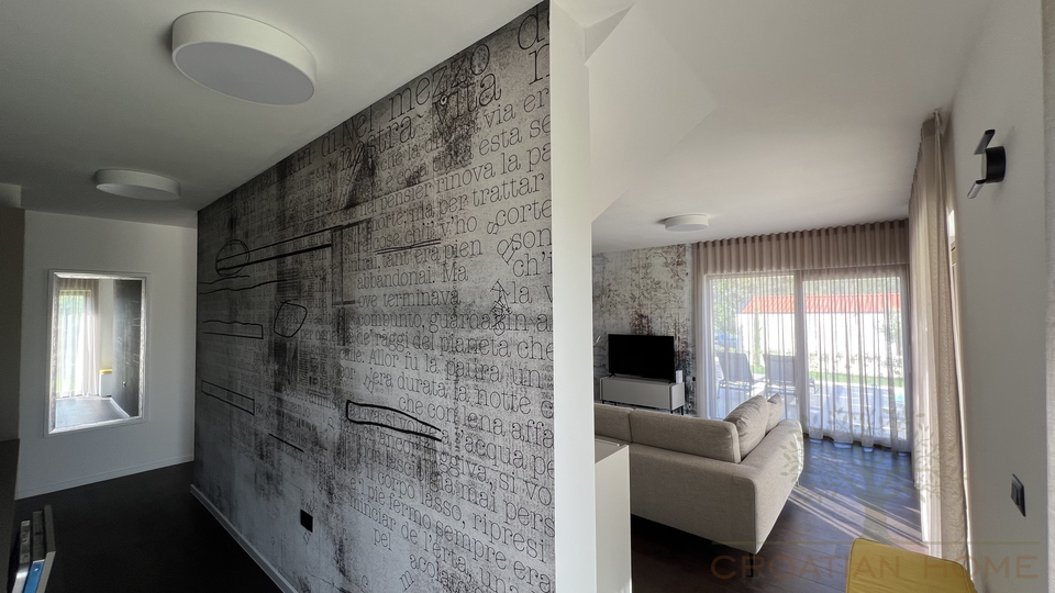 MODERNE STEINVILLA MIT POOL UND 4 SCHLAFZIMMER