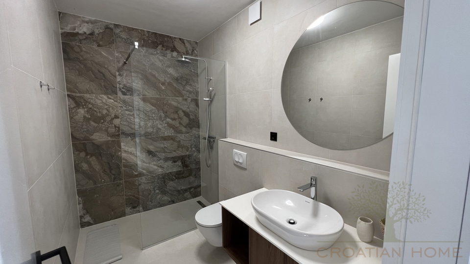 MODERNE STEINVILLA MIT POOL UND 4 SCHLAFZIMMER