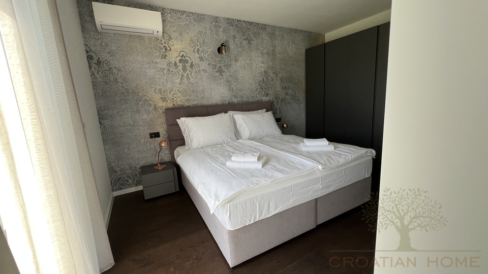 MODERNE STEINVILLA MIT POOL UND 4 SCHLAFZIMMER