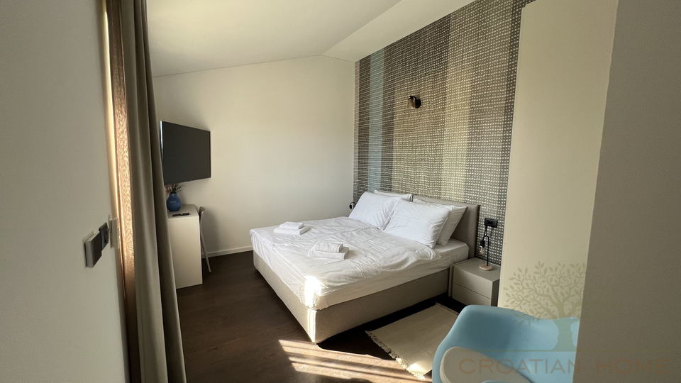 MODERNE STEINVILLA MIT POOL UND 4 SCHLAFZIMMER
