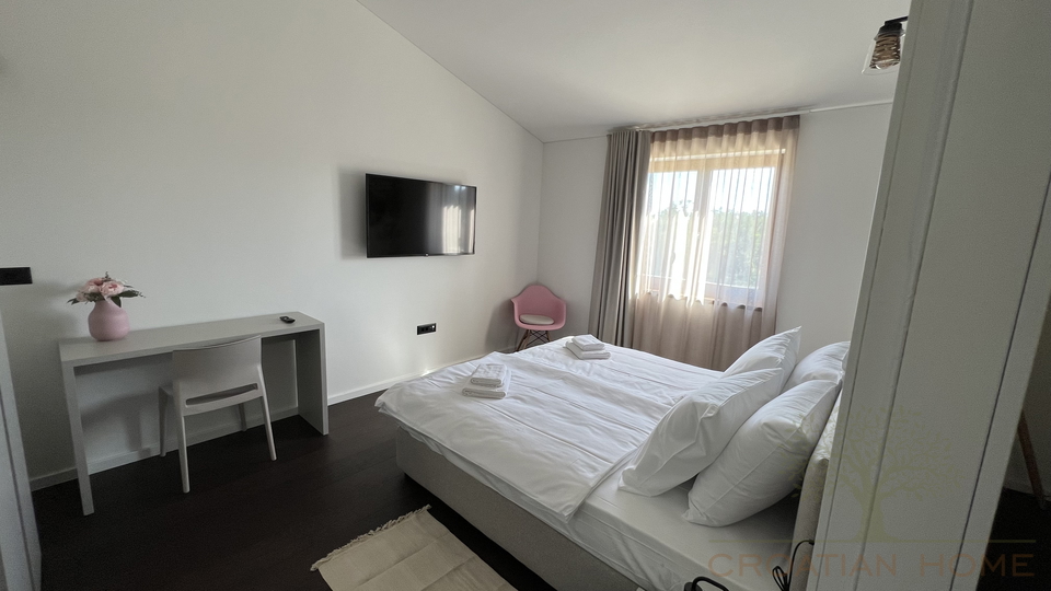 MODERNE STEINVILLA MIT POOL UND 4 SCHLAFZIMMER