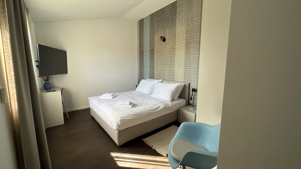 MODERNE STEINVILLA MIT POOL UND 4 SCHLAFZIMMER