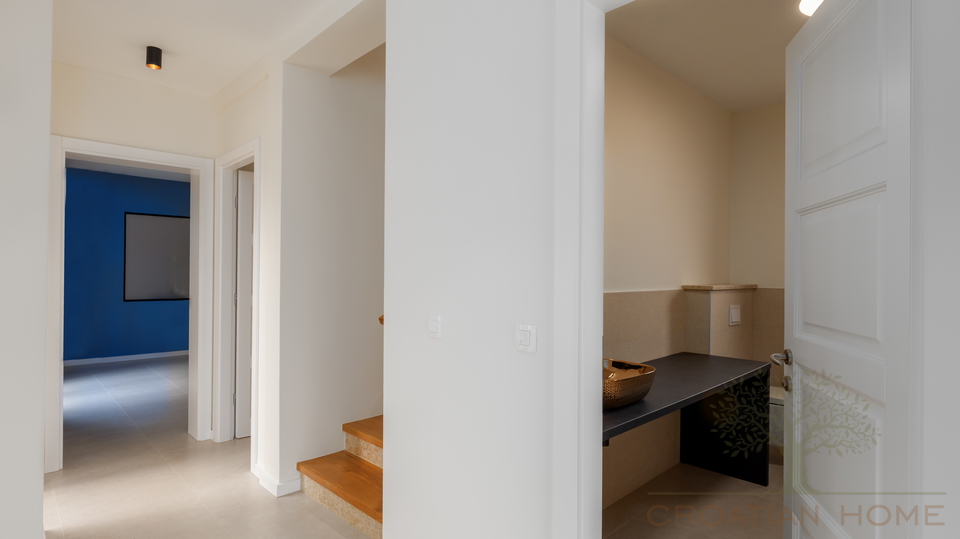 RUHIGE DORFLAGE&comma; MODERNE ARCHTEKTUR  UND MEDITERRANES WOHNGEF&Uuml;HL - VILLA NUR 5 MINUTEN VON POREC