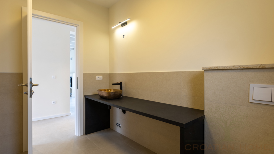 RUHIGE DORFLAGE&comma; MODERNE ARCHTEKTUR  UND MEDITERRANES WOHNGEF&Uuml;HL - VILLA NUR 5 MINUTEN VON POREC