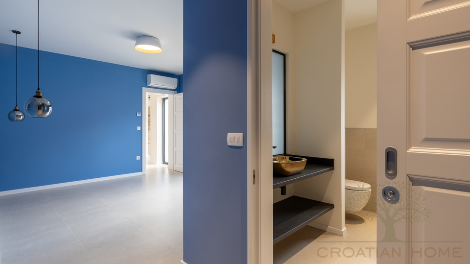 RUHIGE DORFLAGE&comma; MODERNE ARCHTEKTUR  UND MEDITERRANES WOHNGEF&Uuml;HL - VILLA NUR 5 MINUTEN VON POREC