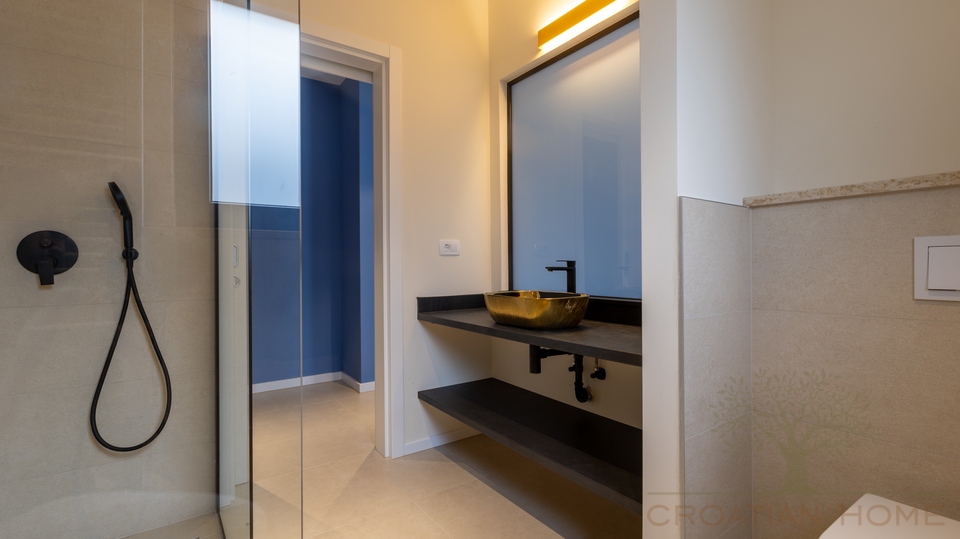 RUHIGE DORFLAGE&comma; MODERNE ARCHTEKTUR  UND MEDITERRANES WOHNGEF&Uuml;HL - VILLA NUR 5 MINUTEN VON POREC