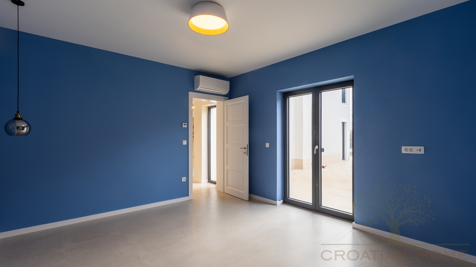 RUHIGE DORFLAGE&comma; MODERNE ARCHTEKTUR  UND MEDITERRANES WOHNGEF&Uuml;HL - VILLA NUR 5 MINUTEN VON POREC