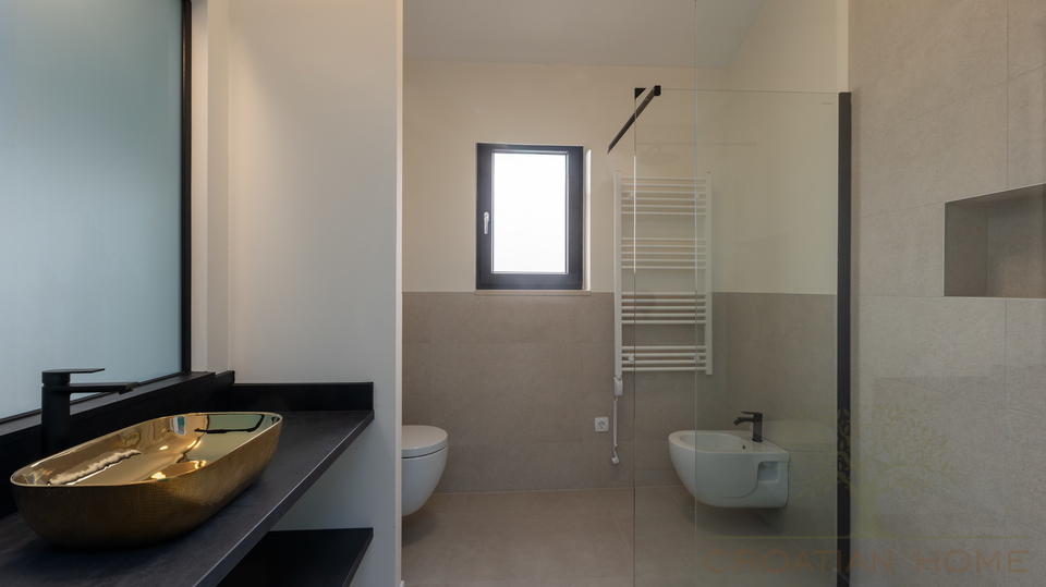 RUHIGE DORFLAGE&comma; MODERNE ARCHTEKTUR  UND MEDITERRANES WOHNGEF&Uuml;HL - VILLA NUR 5 MINUTEN VON POREC