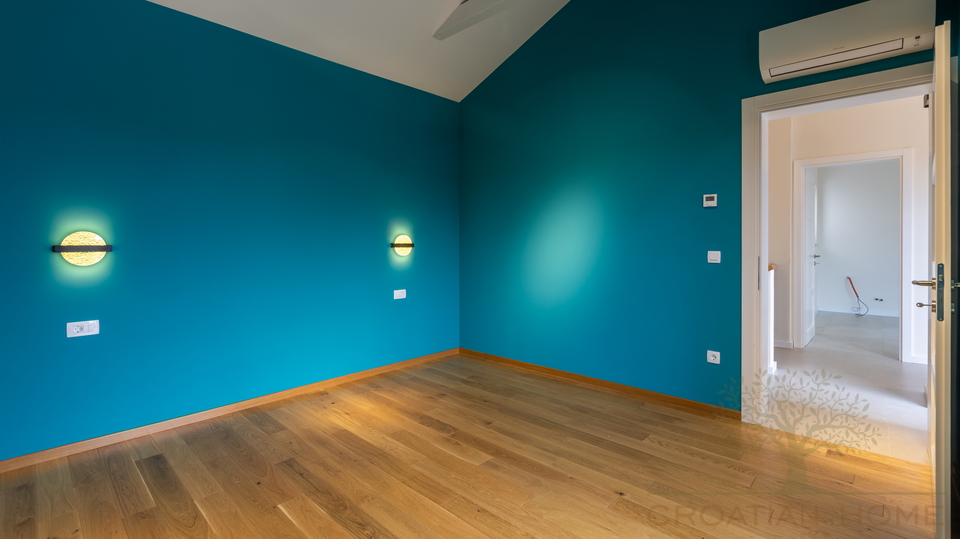 RUHIGE DORFLAGE&comma; MODERNE ARCHTEKTUR  UND MEDITERRANES WOHNGEF&Uuml;HL - VILLA NUR 5 MINUTEN VON POREC