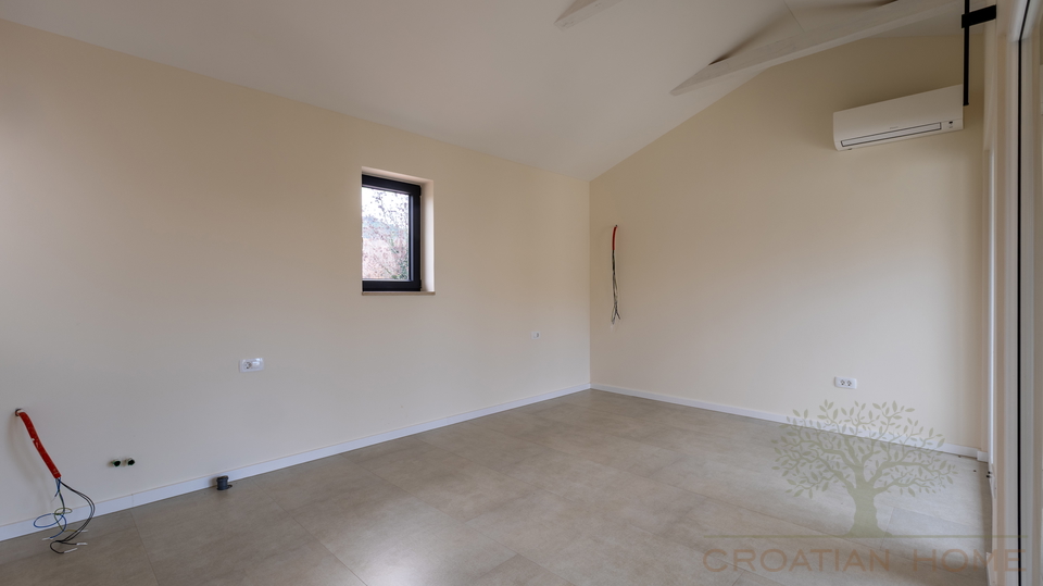 RUHIGE DORFLAGE&comma; MODERNE ARCHTEKTUR  UND MEDITERRANES WOHNGEF&Uuml;HL - VILLA NUR 5 MINUTEN VON POREC