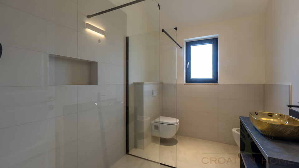 RUHIGE DORFLAGE&comma; MODERNE ARCHTEKTUR  UND MEDITERRANES WOHNGEF&Uuml;HL - VILLA NUR 5 MINUTEN VON POREC